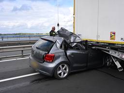 Auto botst achterop vrachtwagen op Merwedebrug