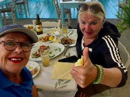 Lieske(links) met B&B-eigenaar Petra op Lesbos (foto: Lieske Vos/Facebook).