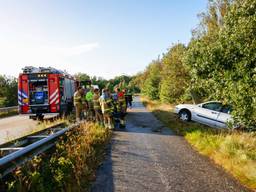 Vrouw raakt met auto van de weg en knalt tegen boom