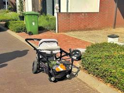 Kinderwagen met twee kinderen aangereden