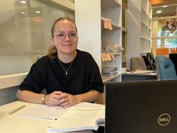 Lindsey gaat weer met plezier naar school (foto: Carlijn Kösters).