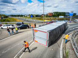 Een vrachtwagen met puin is vrijdagmiddag gekanteld op een rotonde aan de A50, vlakbij bedrijventerrein Ekkersrijt in Son.