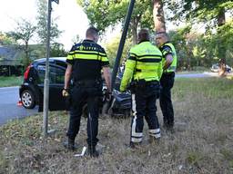 Auto botst tegen lantaarnpaal