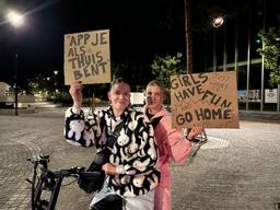 De deelnemers aan de fietstocht hadden hun fietsen bont verlicht en droegen borden met boodschappen met zich mee (foto: Floortje Steigenga).