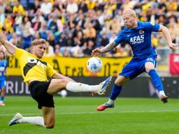 Enes Mahmutovic van NAC Breda strijdt om balbezit met AZ-speler Mexx Meerdink (foto: Orange Pictures).