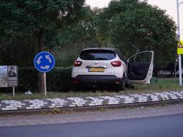 Man belandt met auto op rotonde en raakt gewond