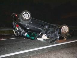 Auto slaat over de kop op A4, bestuurder naar ziekenhuis