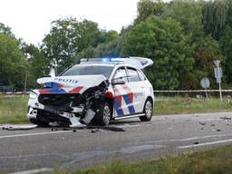 Op de Hustenweg in Den Bosch is maandagmiddag een politiewagen tegen een auto aangereden.