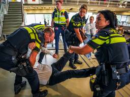 Demonstranten verstoren toespraak minister Brekelmans bij TU/e