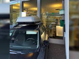 Auto rijdt tegen pui gemeentehuis Vught