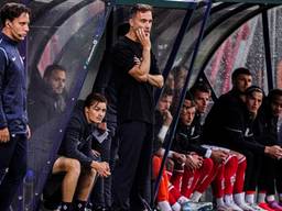 Top OSS-coach Sjors Ultee met de bank tegen FC Dordrecht vrijdag (foto: OrangePictures).