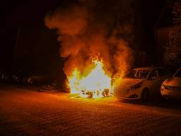 Auto's verwoest door brand, politie onderzoekt brandstichting