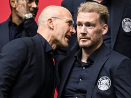 Technisch directeur Alex Kroes en directeur voetbal Marijn Beuker van Ajax (foto: ANP).