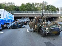 Lange file door botsing legerjeep met auto op de A16