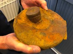 Fragment van vliegtuigbom die ooit gevonden is op vliegbasis Eindhoven (foto: Willem-Jan Joachems)