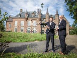 ondernemers Niek van Lieverloo (links) en Klaas van Leengoed (rechts) voor Kasteel Maurick