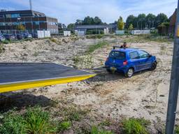 Auto eindigt na botsing op braakliggend terrein