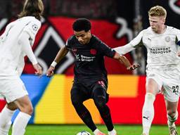 Oud-PSV'er Tillman omringd door PSV'ers (foto: ANP).