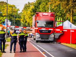 Fietser (80) komt bij botsing onder vrachtwagen terecht en overlijdt