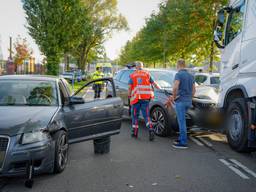Twee auto's en een vrachtwagen zijn donderdagmiddag bij een botsing betrokken op de Sluisweg in Waalwijk