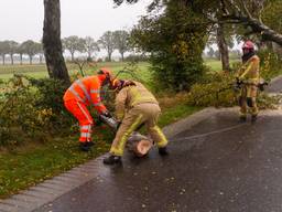 Opruimwerkzaamheden in Deurne (foto: Harrie Grijseels/Persbureau Heitink).