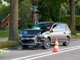 De auto's raakten beschadigd bij de botsing (foto: Addy Smits/Persbureau Heitink).