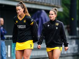 Den Bosch speelsters Rosa Fernig en Pien Sanders (foto: Gabriel Calvino Alonso/Orange Pictures)..