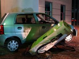 Sigarettendeal loopt uit de hand, auto botst tegen laadpaal en gevel
