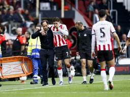 Ruben van Bommel verlaat het veld (foto: ANP).