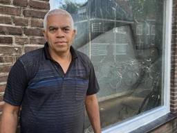 Anthony bij zijn tijdelijke ruit (foto: Jan Waalen).