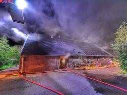 Grote uitslaande brand op zolder van huis