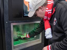 De eerste voetbalfans in Düsseldorf testen de automaat (foto: BeerMate).