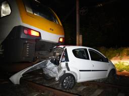 Trein ramt stilstaande auto op spoor