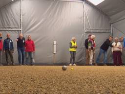 Pétanque Union Bois le Duc spelen in tenthallen in Den Bosch (foto: Omroep Brabant).