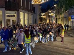 Honderden mensen lopen mee in een eretocht voor Anne-roos (foto: Jos Verkuijlen)
