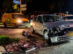 Bestelbusje en auto botsen op elkaar op kruising