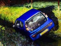 Vrouw belandt met auto in sloot