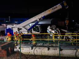 Twee zwaargewonden bij crash, auto knalt op brugconstructie