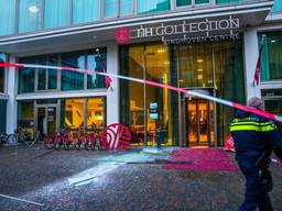 Een raam is donderdag aan het begin van de avond uit een flatgebouw in Eindhoven gewaaid door storm Benjamin.