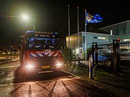 De brandweer bij het politiebureau in Boxtel (foto: Jordi de Bruijn/SQ Vision).