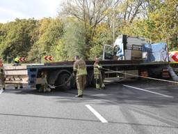 Vrachtwagen geschaard in bocht
