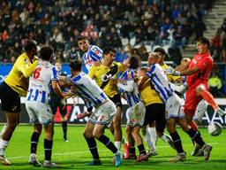 NAC-speler Leo Greiml passeert doelman Bernt Klaverboer en maakt de 1-1. (Foto: ANP)