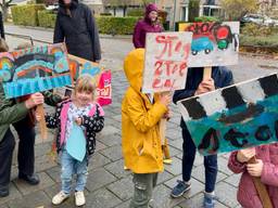 Kinderen met hun eigen verkeersborden (foto: Jan Peels).