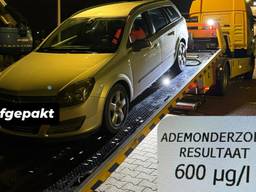De auto van de man wordt afgepakt na zijn tweede keer blazen. (Foto: Verkeerspolitie_oostbrabant.)