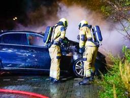 Felle brand verwoest auto op carpoolplaats