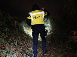 Auto belandt in water naast N279, vrouw kan er op eigen kracht uit komen
