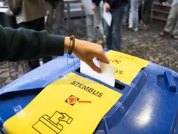 In Breda brachten leerlingen maandag al hun stem uit voor de Scholierenverkiezing (foto: ANP).