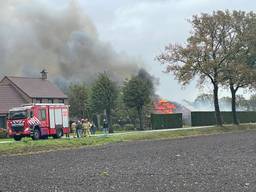 Uitslaande brand in schuur waar gasflessen liggen