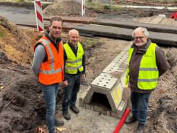 Cristian Timmermans, Hans Teeven en Geert Engels bij de ingang van een van de tunnels (foto: Alice van der Plas).