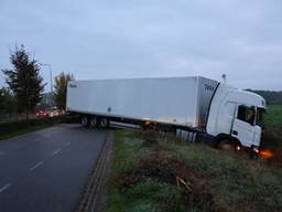 Vrachtwagen schiet van de weg, bestuurder mee naar bureau